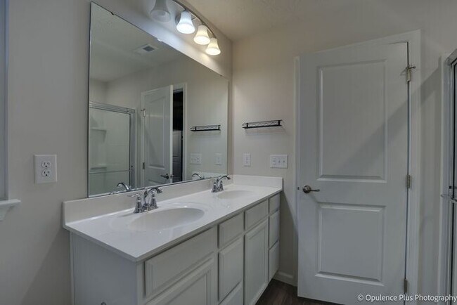 Building Photo - Gorgeous 3 Bed 3.5 Bath Fairborn Home!