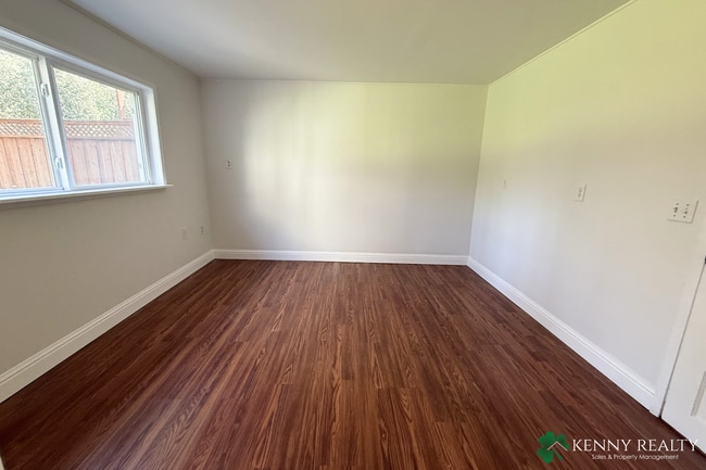 Building Photo - Spacious Remodeled 3 BD/2 BA Home, 2 Bonus Rooms & Large Backyard