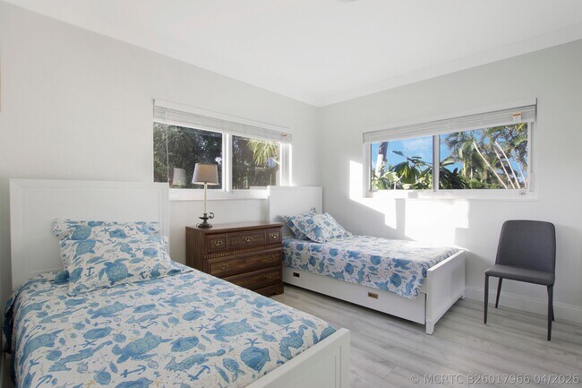 Building Photo - 466 Tequesta Dr