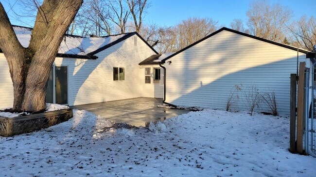 Building Photo - 19371 Shadyside St