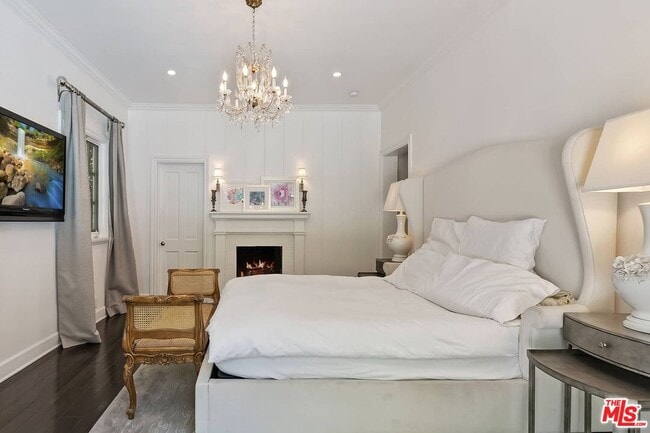 Building Photo - 111 S Glenroy Ave