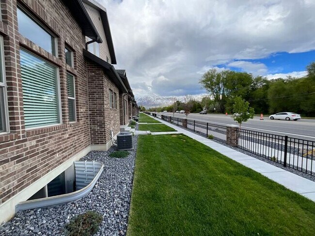 Building Photo - 3 bedroom 2 1/2 bath townhome