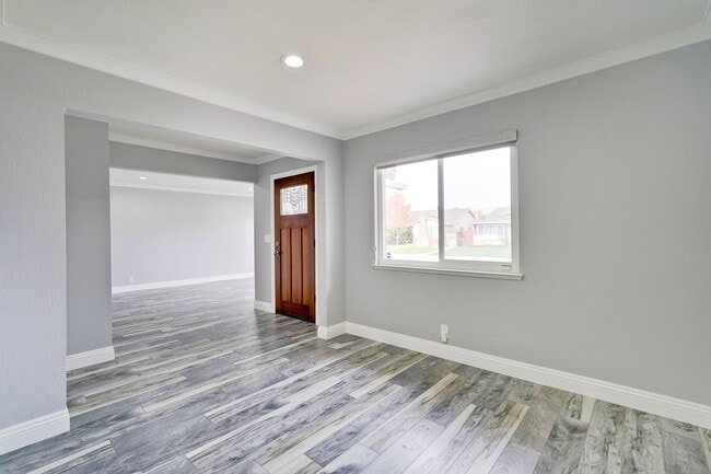 Building Photo - Stunning Single Family Home