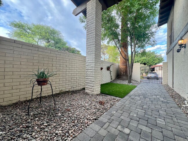Building Photo - Hidden gem in the heart of Las Vegas