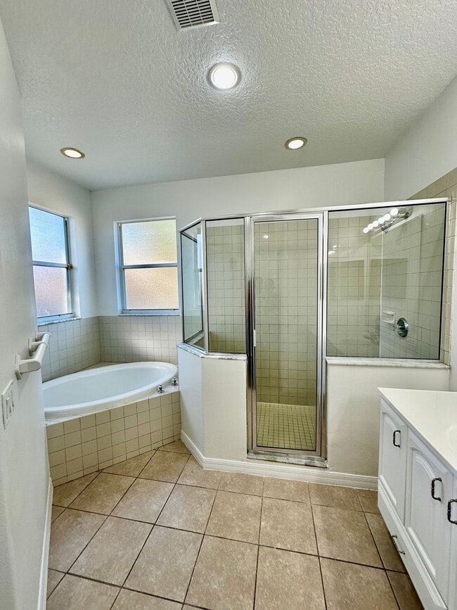 Building Photo - *Move In Ready* Bright & Spacious 3BR/2BA Home with Open Layout & Huge Backyard in Orlando