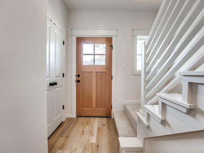 Building Photo - Luxury, Zero Maintenance Living in Edmond!