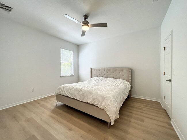 Building Photo - Beautifully Renovated Home in Tampa Palms ...