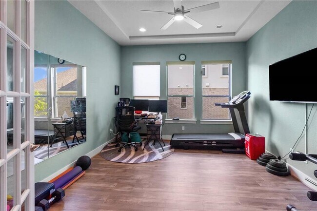 Building Photo - 820 Palamos Dr
