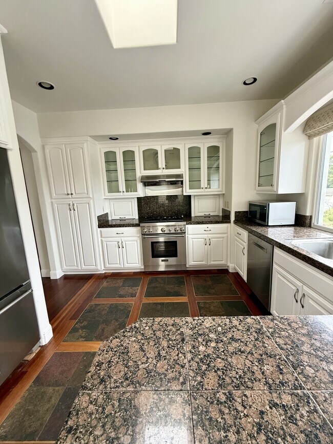 Building Photo - 143 Alamo Ave