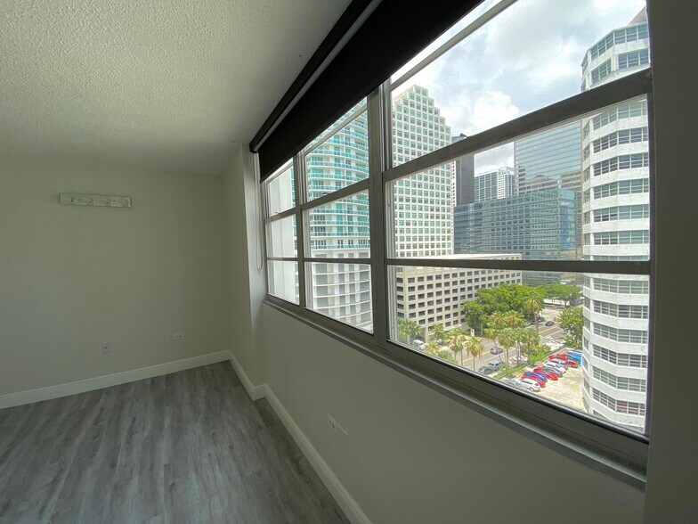 Building Photo - 999 Brickell Bay Dr