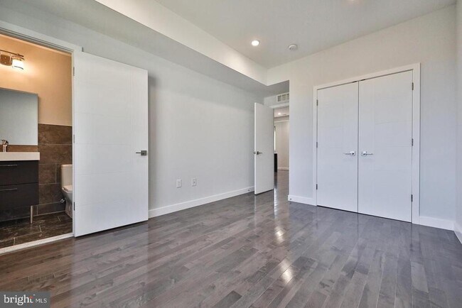 Building Photo - 1939 N Darien St