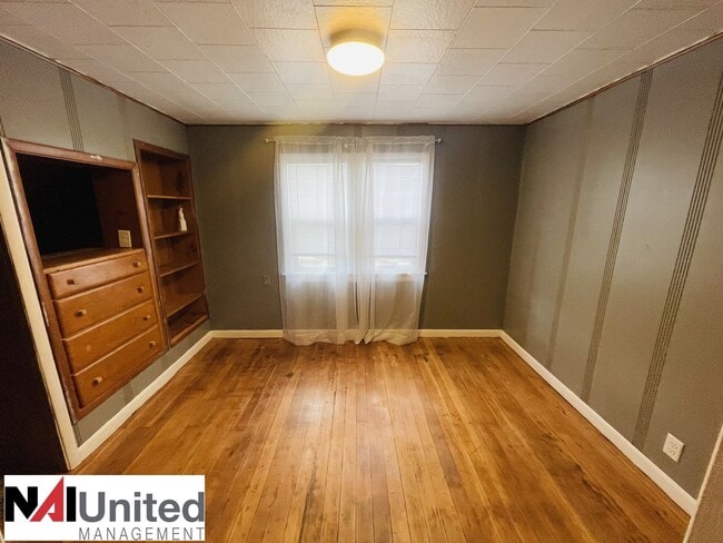 Building Photo - 5 bedroom, 2.5 bath home located on the We...