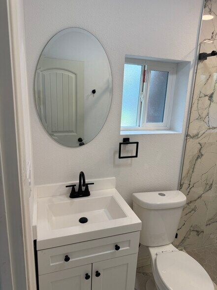 Building Photo - 631 N Brierwood Ave