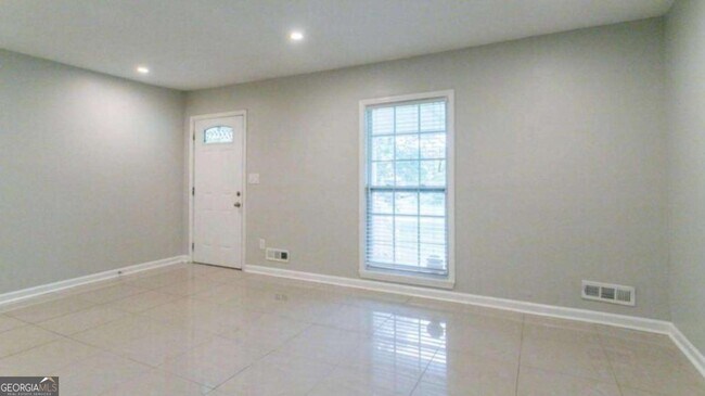 Building Photo - 3409 Hyland Dr