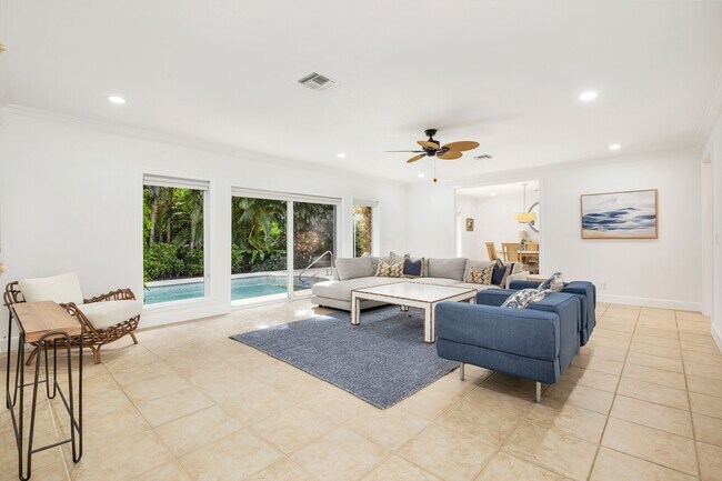 Building Photo - 230 Osceola Way