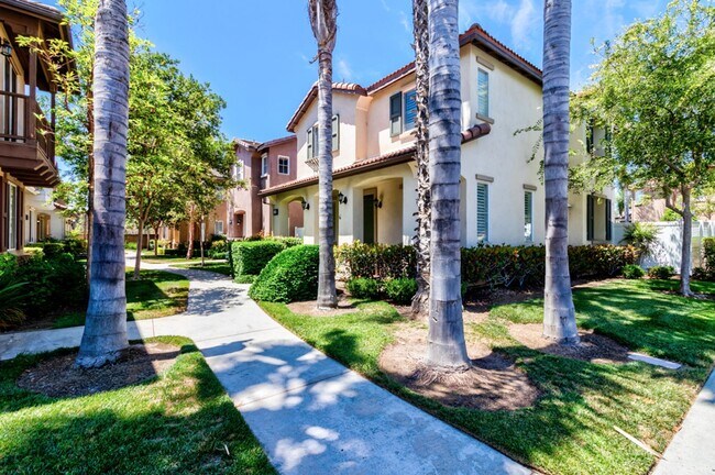 Building Photo - 2 Master Suites - 2 car garage - Townhome