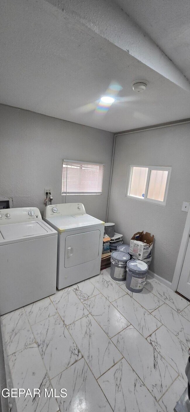 Building Photo - 8828 Kenneth St