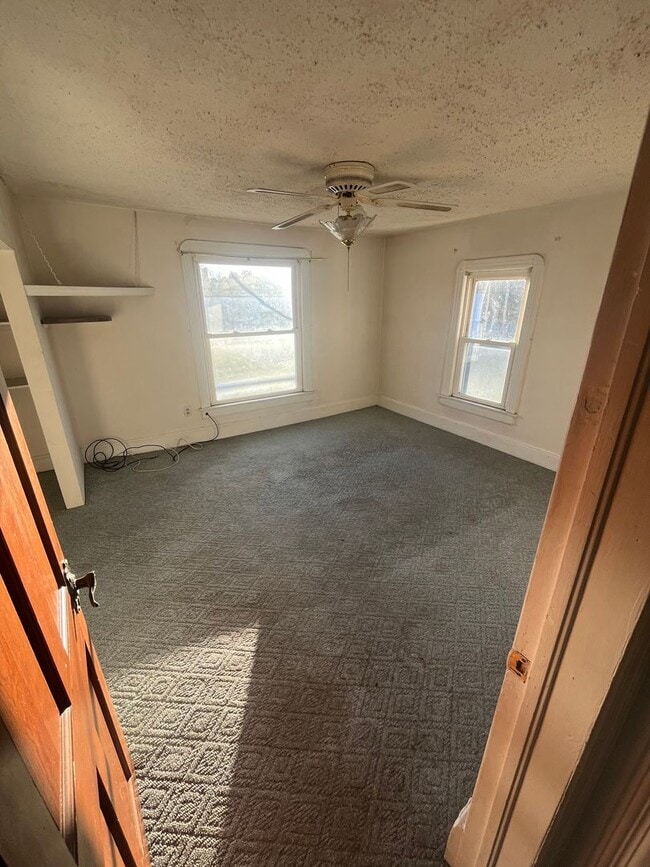 Building Photo - 2 bedroom single family house