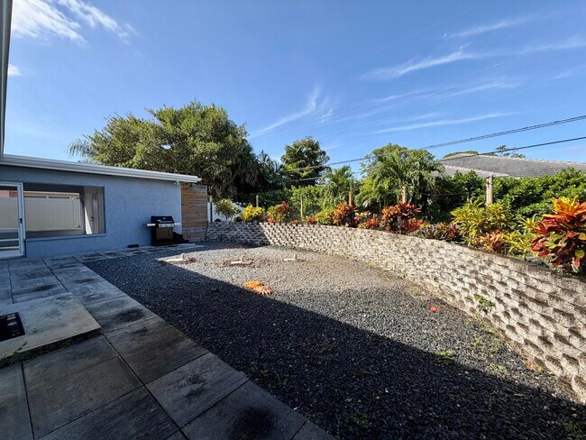 Building Photo - 1615 Crest Dr