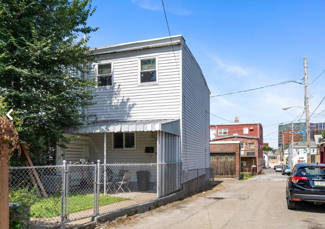 Building Photo - Newly Renovated 2 Bed, 1 Bath Home - Centr...