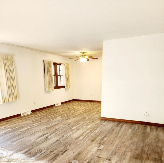 Building Photo - 4 Bedroom, 2 Bath, 2 Car Garage Home for R...