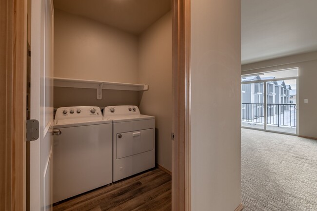 Building Photo - Large 2 Bedroom/2 Bath Apartment- Pet Frie...
