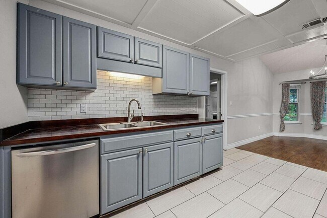 Building Photo - 202 Brittany Ln