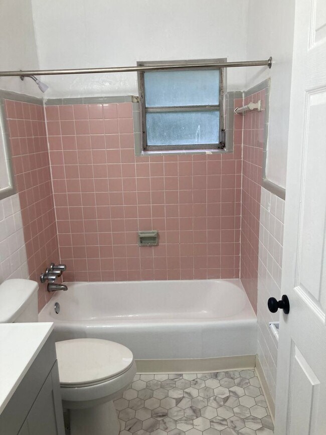 Building Photo - 3 Bed 1 Bath | Carport | Washer/Dryer Hook...