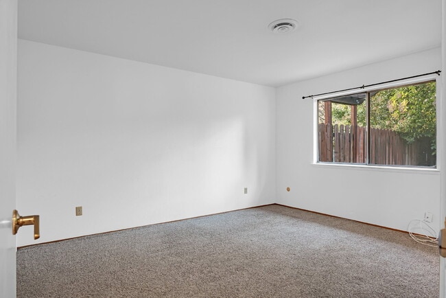 Building Photo - Comfortable 3-Bedroom Home for Rent in Central Davis