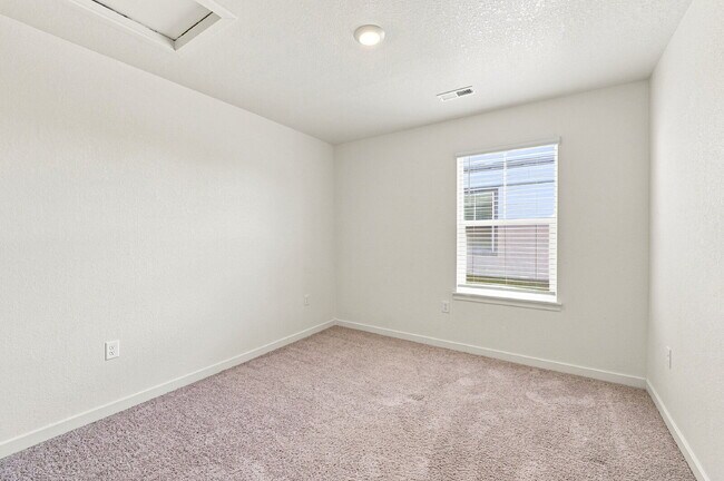 Building Photo - $2,845.95 with $300 Off the first month's rent, 4 Beds - 2.5 Baths, Single Family Home in Aurora ...