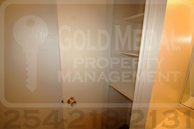 Building Photo - 1803 Cedarhill Dr