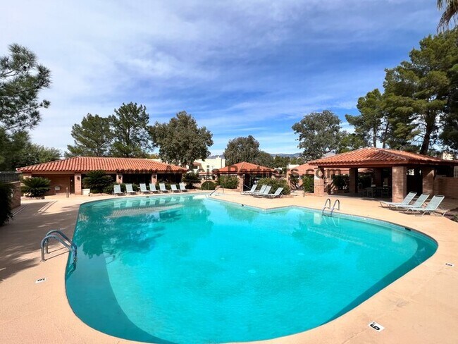 Building Photo - Three Bedroom Townhome in Coronado Ridge