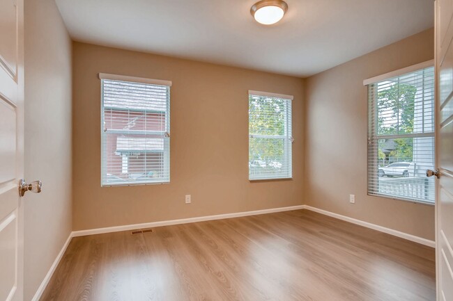 Building Photo - Spacious 5 BED Home for Lease