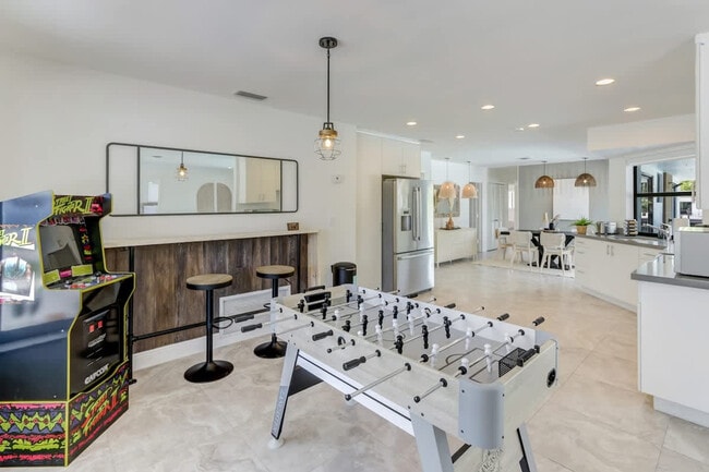 Building Photo - 2325 NE 195th St