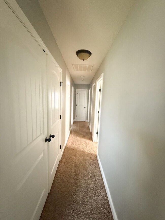 Building Photo - 4646 Stonewall Cir