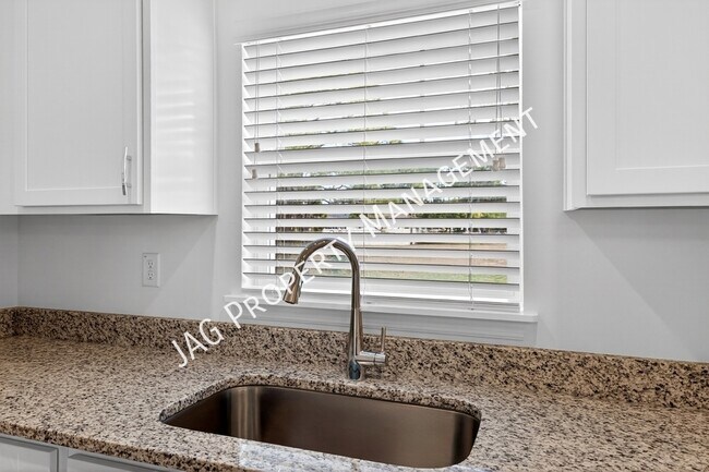 Building Photo - 728 Cornelia Ave SE