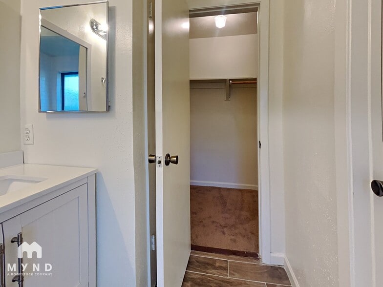 Building Photo - 10002 Green Valley Ln