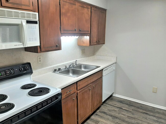 Building Photo - Adorable 2-Bedroom, 2-Bath Townhome Near A...