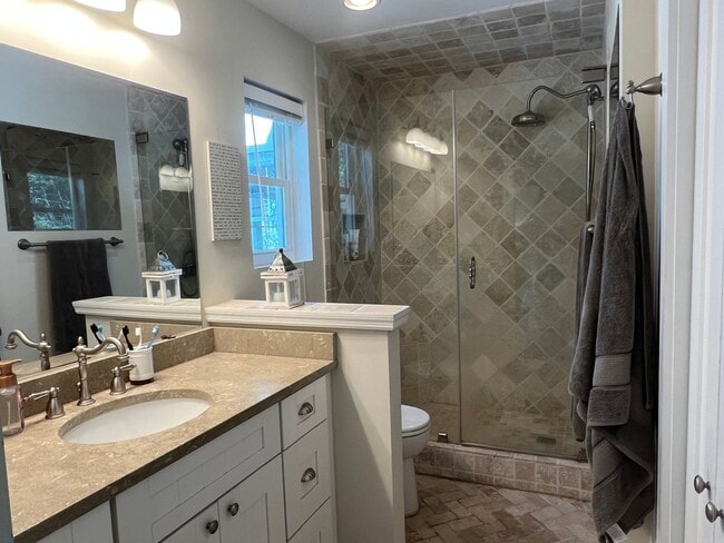 Building Photo - Updated Old Woodlands Plantation Home with Fenced Yard