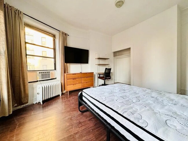 Building Photo - Furnished room/NOT APARTMENT