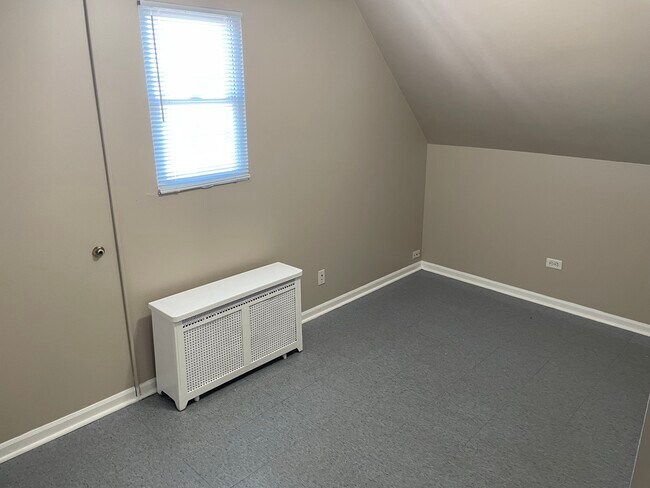 Building Photo - 714 Broadway Ave