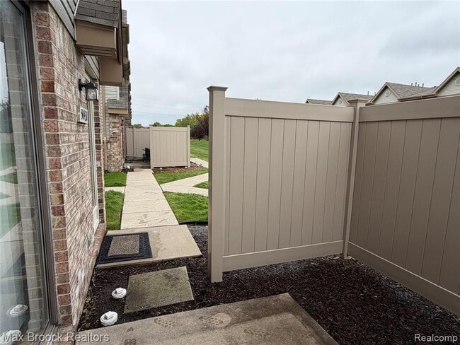 Building Photo - 50431 Bay Run S