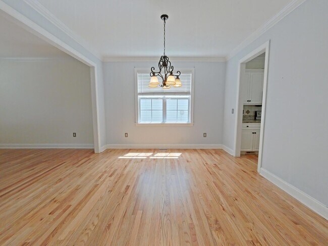 Building Photo - 933 Mitchell Ln