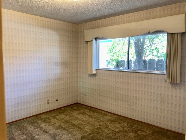 Building Photo - $1,950 First & Gettysburg, 3 bedroom home ...