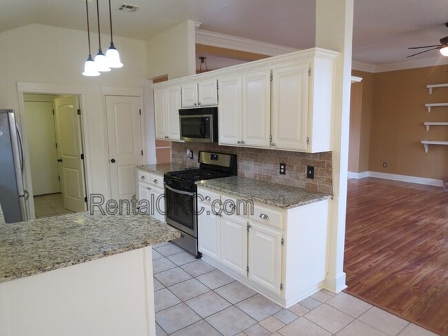 Building Photo - East side Moore 3 Bed 2 Bath no carpets