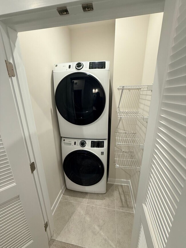 Building Photo - Brand New Townhome in the heart of Charotte