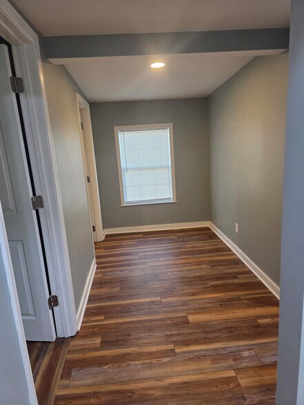 Building Photo - 504 Battery Pl