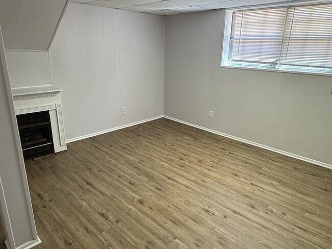 Building Photo - Charming 3-Bed Home with 2 Full Baths and ...