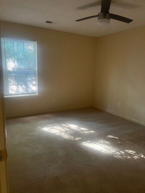 Building Photo - 4 Bed 2 Bath | Move-In Ready