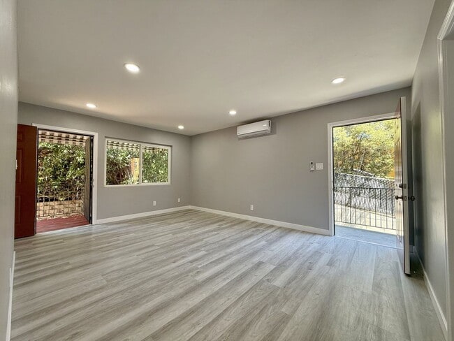 Building Photo - Stunning Remodeled 2-Bedroom Condo in the ...